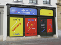 908372 Gezicht op een dichtgeplakte winkelpui van de nieuwe kledingwinkel 'urban outfitters' (Oudegracht 152-156) te ...